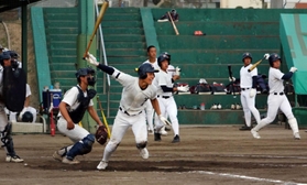 決勝に向け、打撃練習をする社高ナイン＝加東市木梨、同校グラウンド