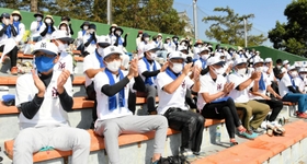 ７回裏、追加点に喜ぶスタンドの保護者ら＝明石市明石公園、明石トーカロ球場