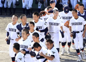 初優勝し、笑顔で駆け出す社ナイン＝明石トーカロ（撮影・吉田敦史）