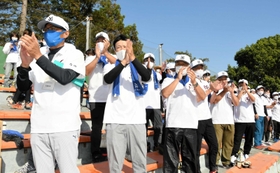 ナインを祝福する保護者＝明石トーカロ