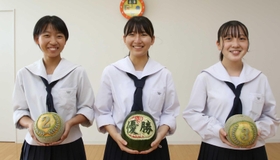 グランプリに輝いたメニューを調理した藤井萌杏那さん（中央）と準グランプリを受賞した井上和奏さん（左）、３位の小牧令奈さん＝加東市社