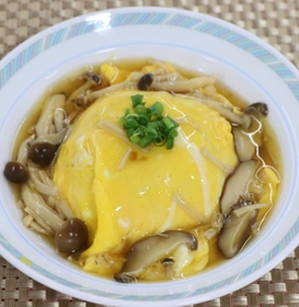 準グランプリに選ばれた井上和奏さんの「和風もち麦オムライス」（加東市提供）