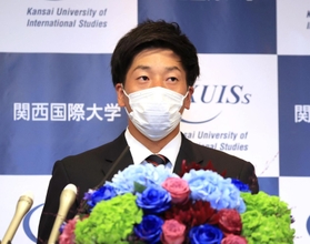 巨人から１位指名を受け、喜びを語る関西国際大の翁田大勢＝１１日午後、三木市志染町青山１（撮影・吉田敦史）
