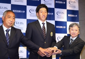 プロ野球巨人から指名を受けた翁田大勢投手（中央）＝三木市志染町青山１、関西国際大学（撮影・吉田敦史）