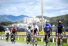 田園風景を楽しみながら、自転車での走行を楽しむ参加者たち＝加西市西横田町