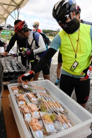 エイドでは自転車形の特製クッキーやコーヒーゼリーなどが振る舞われた＝加西市西横田町