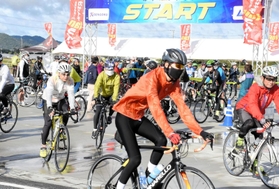 グループごとにスタートする参加者たち＝加西市鶉野町