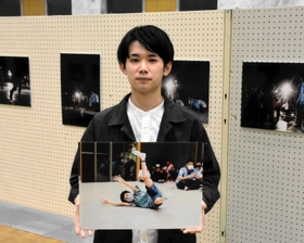 障害児らのダンスを紹介する写真展と岸本拓馬さん＝加西市地域交流センター