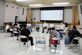 車座になって議論する保護者ら＝中コミュニティプラザ