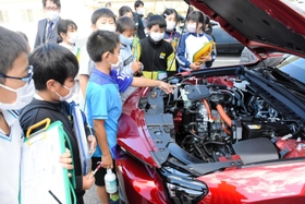 ＥＶ車などのエンジンルームを見て違いを学ぶ児童たち＝北条東小学校