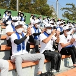 ７回裏、追加点に喜ぶスタンドの保護者ら＝明石市明石公園、明石トーカロ球場