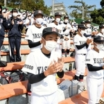 ７回裏、追加点に喜ぶスタンドの部員ら＝明石市明石公園、明石トーカロ球場