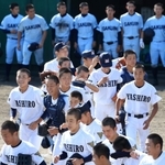 初優勝し、笑顔で駆け出す社ナイン＝明石トーカロ（撮影・吉田敦史）