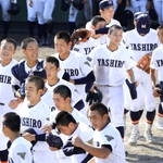 初優勝し、笑顔で駆け出す社ナイン＝明石トーカロ（撮影・吉田敦史）