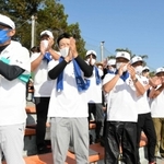 ナインを祝福する保護者＝明石トーカロ