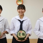 グランプリに輝いたメニューを調理した藤井萌杏那さん（中央）と準グランプリを受賞した井上和奏さん（左）、３位の小牧令奈さん＝加東市社