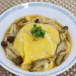 準グランプリに選ばれた井上和奏さんの「和風もち麦オムライス」（加東市提供）