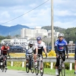 田園風景を楽しみながら、自転車での走行を楽しむ参加者たち＝加西市西横田町