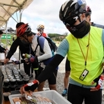エイドでは自転車形の特製クッキーやコーヒーゼリーなどが振る舞われた＝加西市西横田町