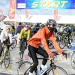 グループごとにスタートする参加者たち＝加西市鶉野町