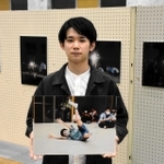 障害児らのダンスを紹介する写真展と岸本拓馬さん＝加西市地域交流センター