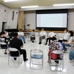 車座になって議論する保護者ら＝中コミュニティプラザ