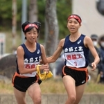 女子・西脇工の３区飯塚菜月選手（右）からたすきを受け取る４区井澤奈甫選手＝西脇市総合市民センター（撮影・笠原次郎）
