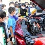 ＥＶ車などのエンジンルームを見て違いを学ぶ児童たち＝北条東小学校