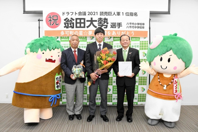 多可町役場を表敬訪問した翁田大勢投手（中央）＝多可町中区中村町