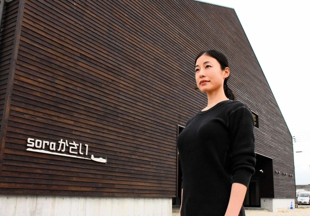 建設中の「ｓｏｒａかさい」と映像に出演する長谷川いくさん＝加西市鶉野町