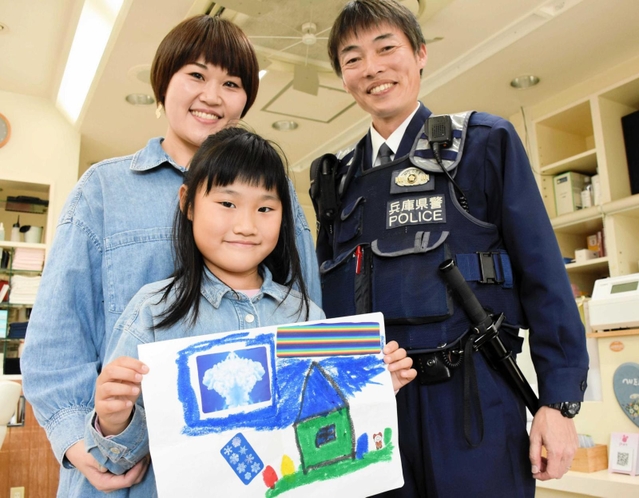 藤井わか菜ちゃん（手前）の手紙と、母の久美子さん（奥左）、横山知久巡査部長＝加西市下道山町