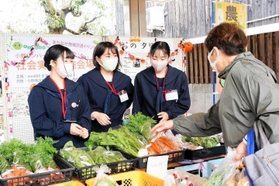 小野高校の生徒らが店員として活躍した野菜の直売＝小野市本町（吉田さん提供）
