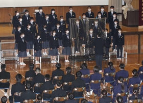 大勢の学園生が見守る中、各学年が合唱を披露した＝加東市岩屋