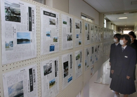 ９年生が修学旅行で取り組んだ平和学習は新聞スタイルでも発表された＝加東市岩屋