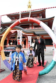 茅の輪をくぐる子どもら＝西脇市小坂町