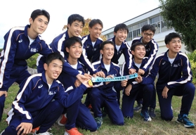 ２年ぶり２７回目の優勝を果たし、笑顔で記念撮影をする男子・西脇工の選手たち＝丹波篠山市内（撮影・鈴木雅之）