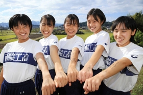 互いの腕にメッセージを書き、２位の好成績を残した女子・西脇工の選手たち＝丹波篠山市内（撮影・鈴木雅之）