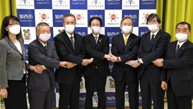 複合商業施設の整備に取り組む関係者たち＝加西市民会館