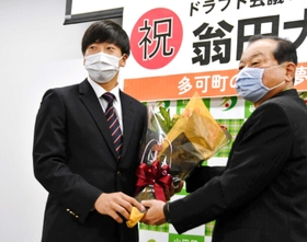 吉田一四町長（右）から花束を受け取る翁田大勢投手＝多可町役場