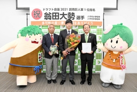 多可町役場を表敬訪問した翁田大勢投手（中央）＝多可町中区中村町