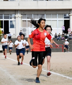 校庭で小学生と走る田中希実選手＝西脇市黒田庄町岡