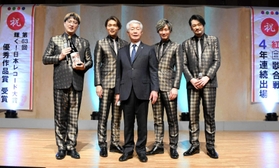 安田正義市長（中央）から日本酒を受け取り、記念撮影に応じた純烈＝加東市上三草