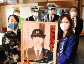 三宅文佳さん（前列右）からポスターを受け取るおかみの辻江美さん（同左）＝加西市殿原町