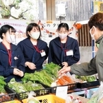 小野高校の生徒らが店員として活躍した野菜の直売＝小野市本町（吉田さん提供）