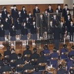 大勢の学園生が見守る中、各学年が合唱を披露した＝加東市岩屋
