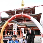 茅の輪をくぐる子どもら＝西脇市小坂町