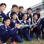 ２年ぶり２７回目の優勝を果たし、笑顔で記念撮影をする男子・西脇工の選手たち＝丹波篠山市内（撮影・鈴木雅之）