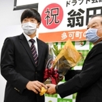 吉田一四町長（右）から花束を受け取る翁田大勢投手＝多可町役場