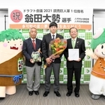 多可町役場を表敬訪問した翁田大勢投手（中央）＝多可町中区中村町