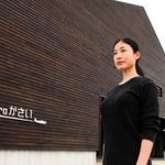 建設中の「ｓｏｒａかさい」と映像に出演する長谷川いくさん＝加西市鶉野町